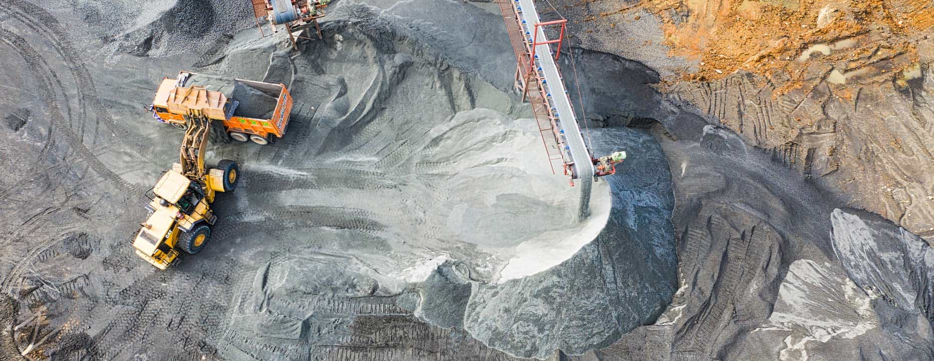 Mining site with mining vehicles