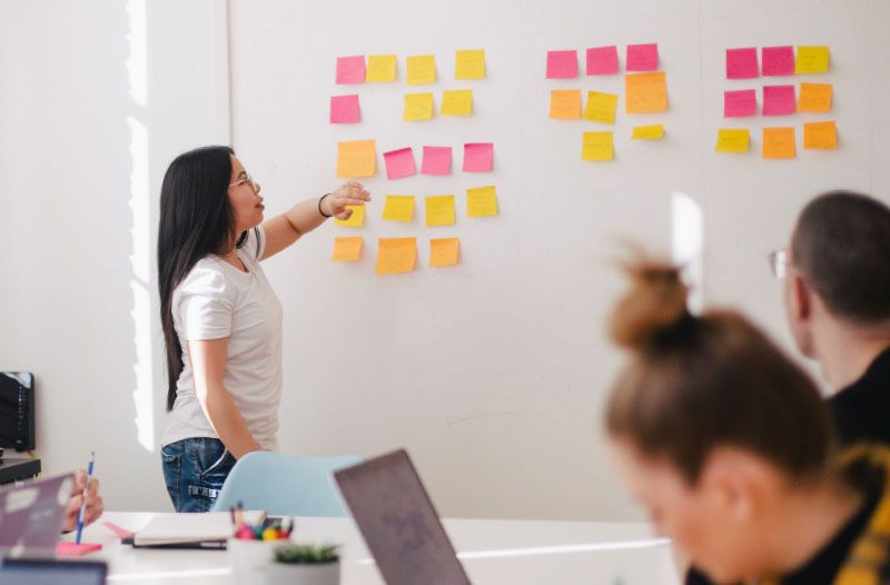 woman organises post it notes